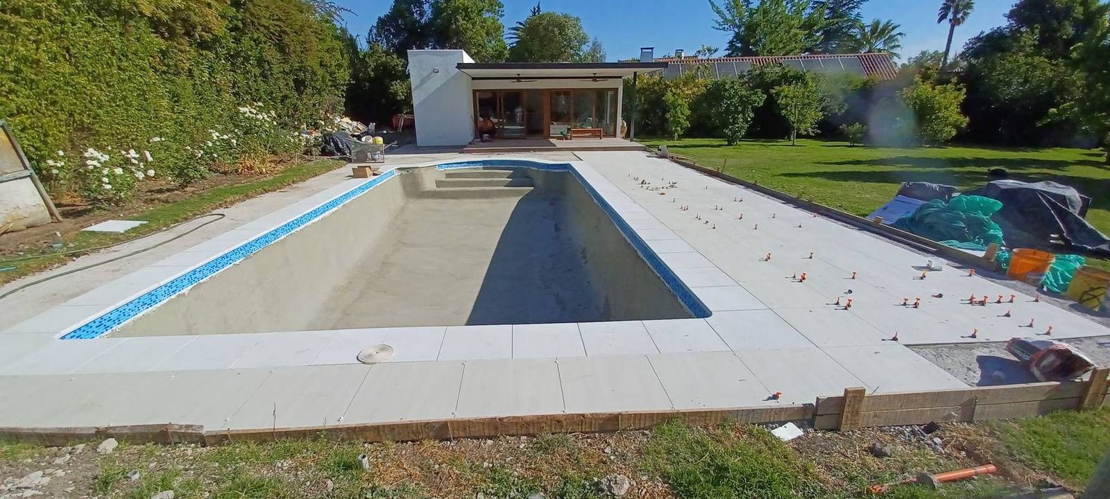Piscina en etapa de terminaciones