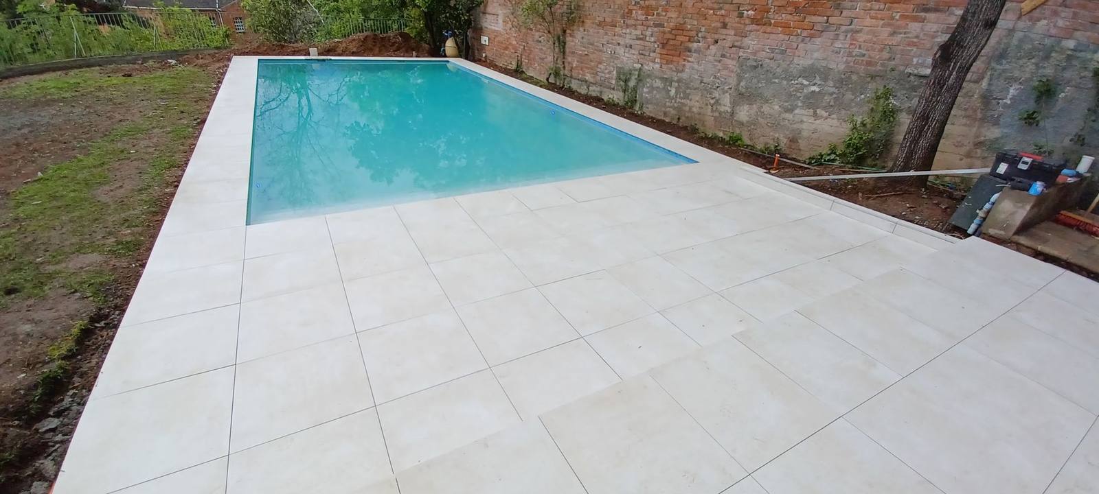 Piscina terminada con deck de porcelanato