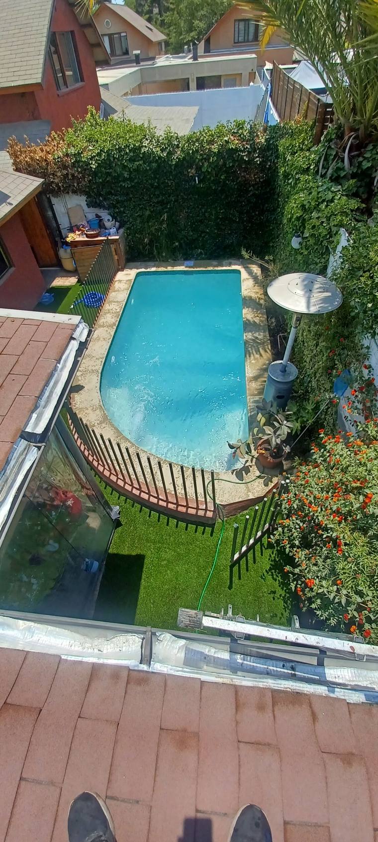 Vista aérea de piscina en patio